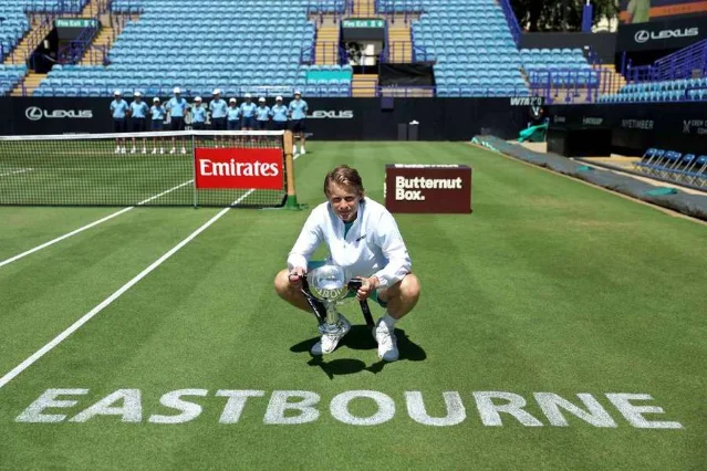 Zizou Bergs holding the Eastbourne trophy