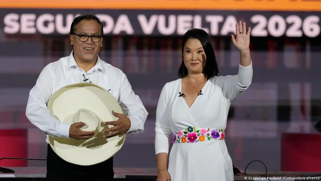 Roberto Sánchez and Keiko Fujimori at the June 2026 presidential debate — "SEGUNDA VUELTA 2026" on backdrop