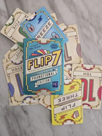 Flip 7 小盒与散开的数字牌