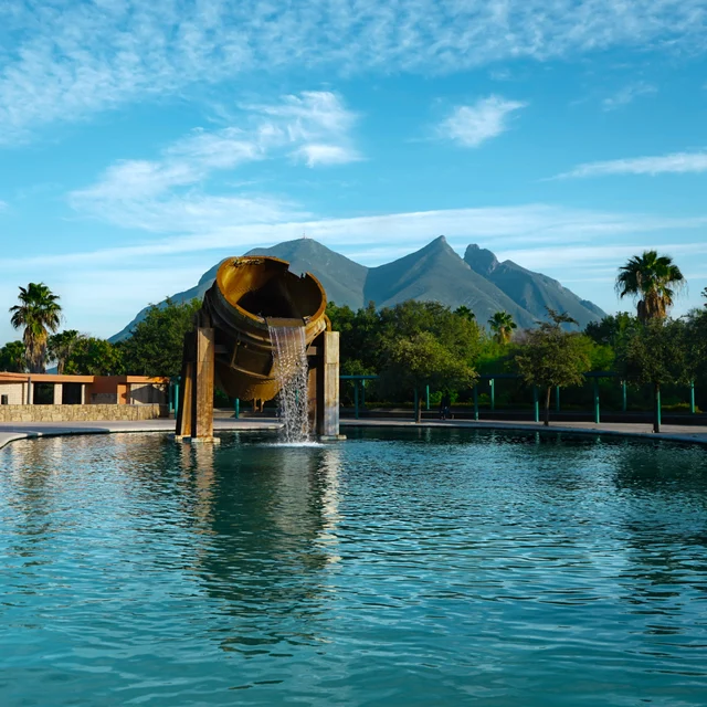Paseo Santa Lucía 与远处山景