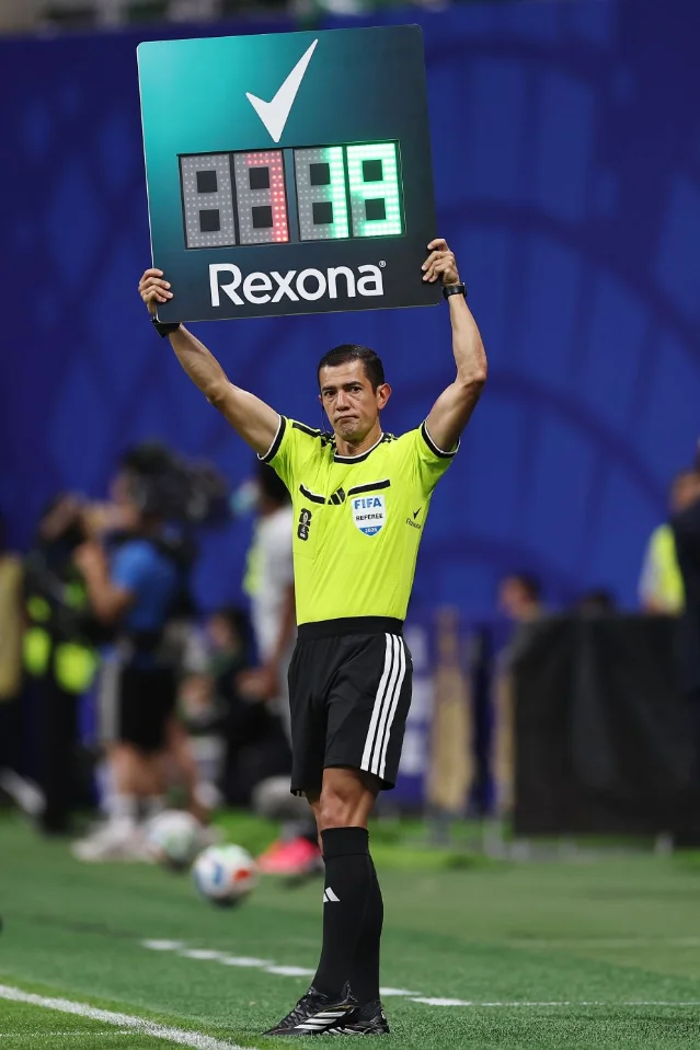 第四官员举牌时露出 Rexona 标识