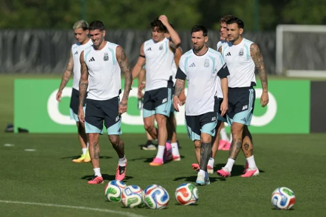 Messi and Argentina teammates at training