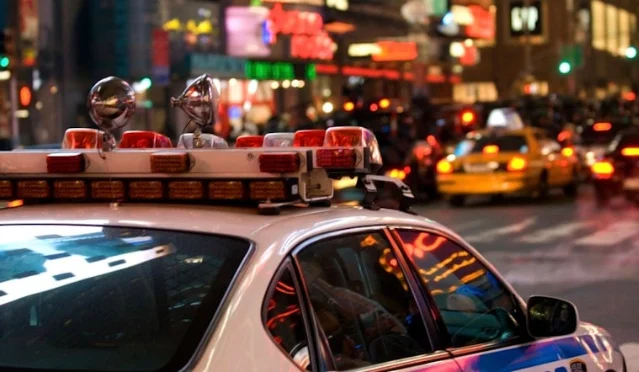 Staten Island 警车在街道巡逻,配合汽车盗窃危机报道