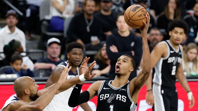 Victor Wembanyama 在 Game 5 中扣篮