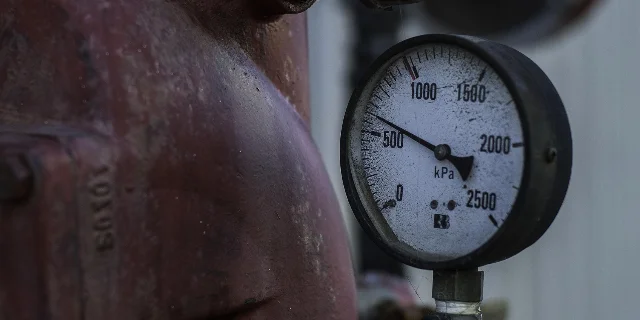 Industrial pressure gauge pointing near 600 kPa — Stenberg's image for the curl project's current state