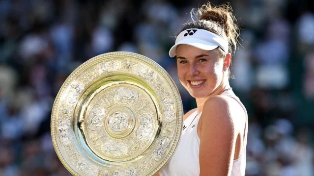 Linda Noskova smiles with the Venus Rosewater Dish on Centre Court