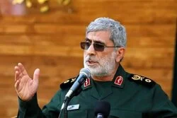 加尼将军在麦克风前发表声明,着 IRGC 军装