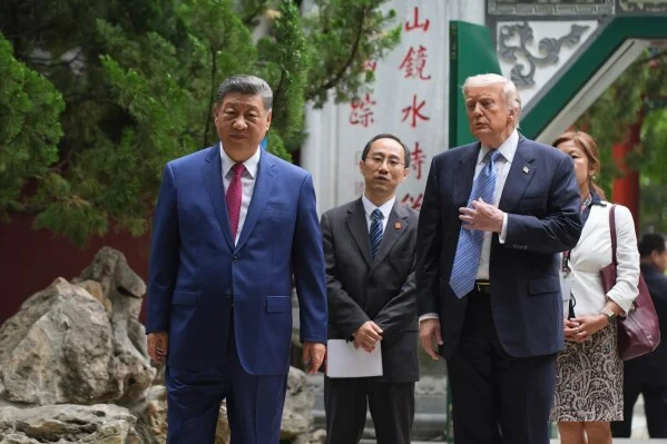 特朗普与习近平在中南海花园并肩散步