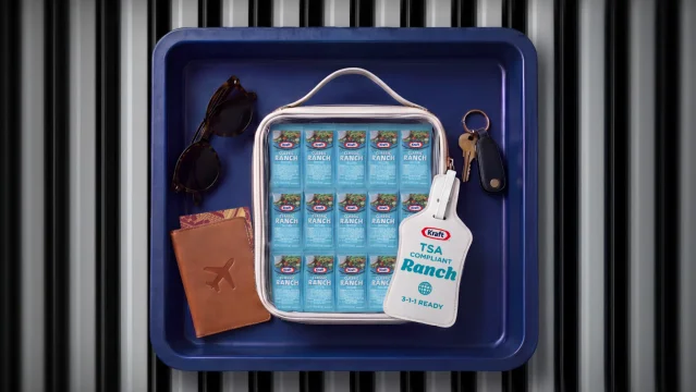 机场安检托盘里的 Kraft TSA-Compliant Ranch 便携套装