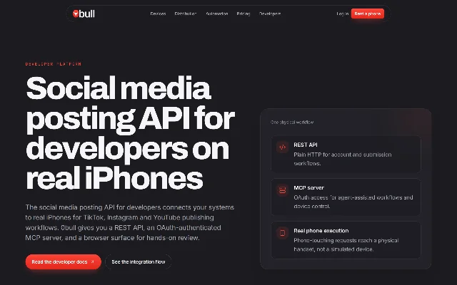 0bull 官网开发者页首屏:深色背景上大标题为 Social media posting API for developers on real iPhones,左侧正文说明它提供 REST API、OAuth 认证的 MCP server 和浏览器界面,右侧深色卡片依次列出 REST API、MCP server 与 Real phone execution 三项,底部两枚按钮分别是 Read the developer docs 与 See the integration flow