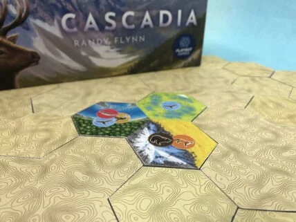 Cascadia 开局起始板块:三块不同地形的六角板块铺在等高线底板上