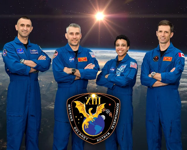 NASA 的 SpaceX Crew-13 乘组官方合影,四人身穿蓝色飞行服并排站立,前景是 XIII 任务徽章