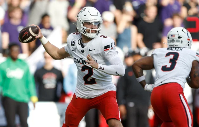 Sorsby in Cincinnati Bearcats uniform drops back to pass