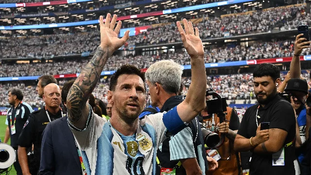 Messi salutes the crowd after Argentina's win over Austria