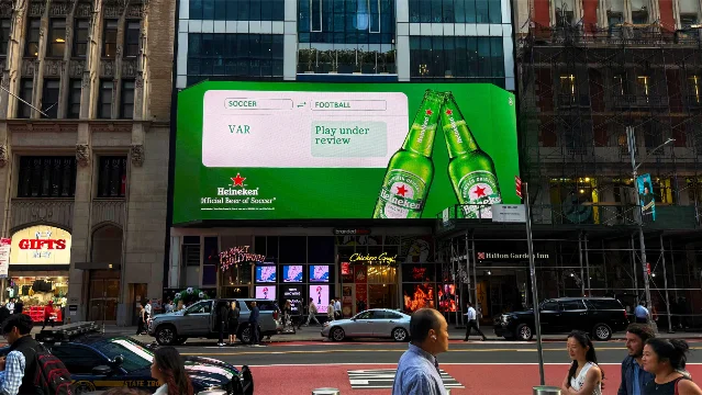 Heineken 在纽约街头用 OOH 把足球术语翻译成美国观众熟悉的运动语言。