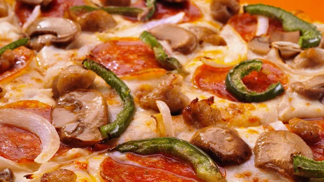 Little Caesars Canada 在披萨促销广告里隐藏外星绑架谜题。