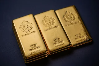 Oil breaks $77, gold holds — Warsh opens Day 1