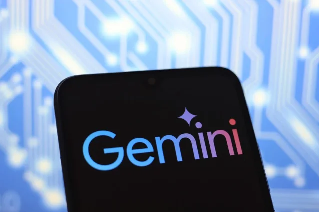 手机屏幕显示 Gemini 渐变标识,背景为蓝色电路板图案