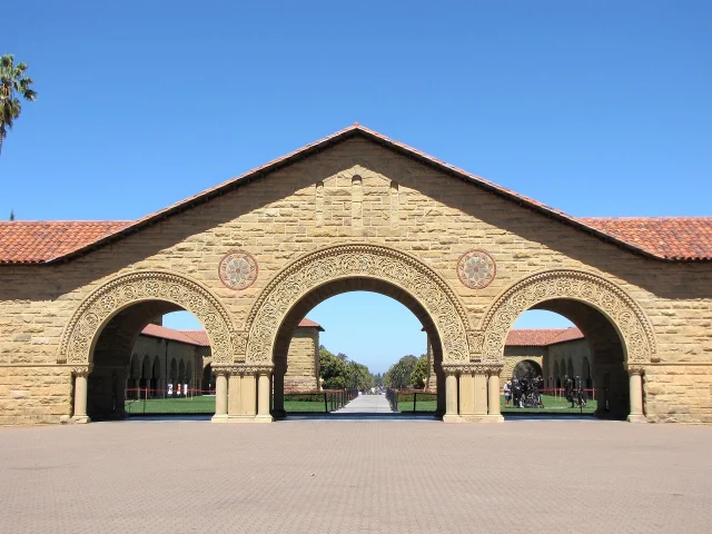Stanford 校园标志性拱门建筑,红瓦黄墙与棕榈树