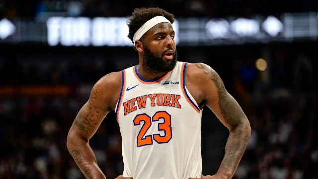 Mitchell Robinson in a Knicks uniform