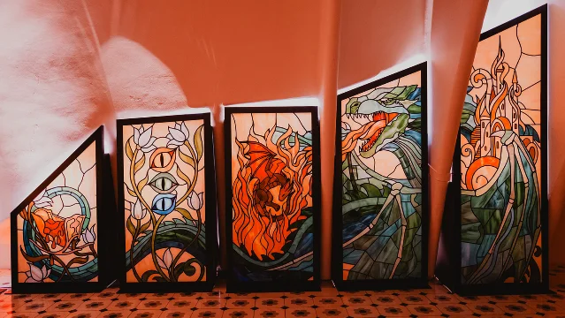 Casa Batlló 室内展出的 House of the Dragon 彩色玻璃装置
