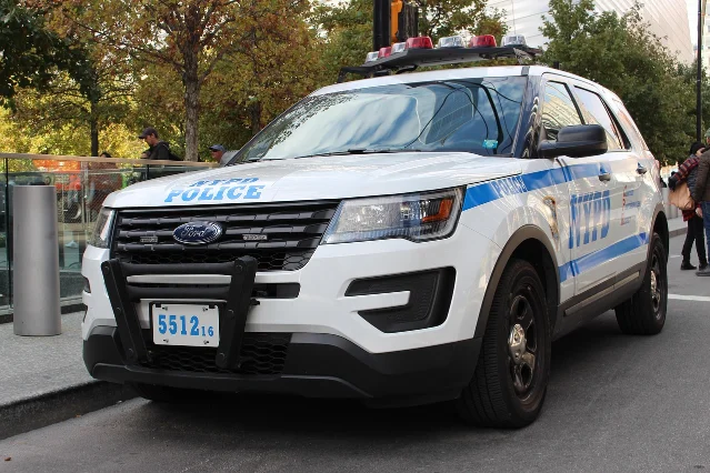 NYPD 警车在纽约街头执勤