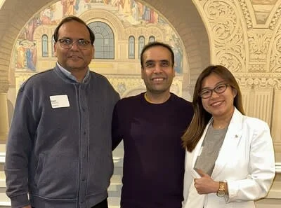 Sprouts.ai 创始人 Kapil Chaudhry(左)、Karan Chaudhry(中)与 TGV CEO Beatrice Lion(右)合影