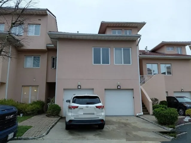 57 Harbour Ct, Staten Island, NY 10308 — 2bd/2.5ba condo, OB $300K, First Look through Jun 24