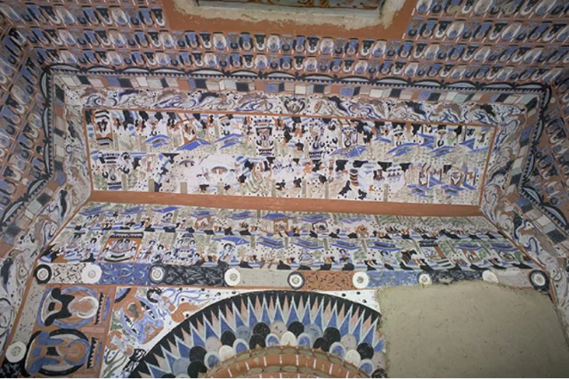 第 303 窟人字披壁画，横长卷式构图沿屋顶坡面展开