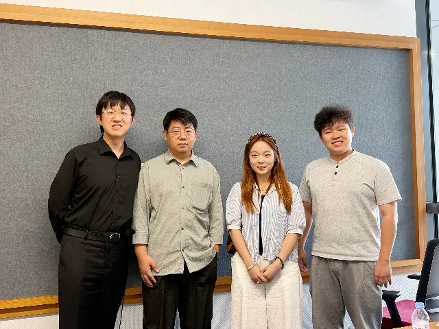 四位说话人在录音棚里合影