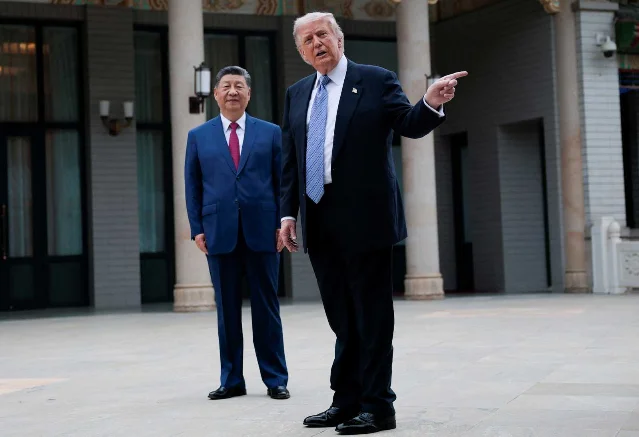 Trump 右手指向前方,Xi 站在其左后方,两人在中南海花园中式建筑前