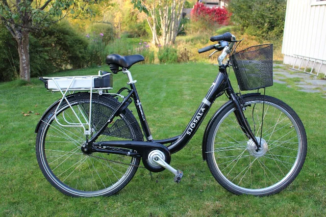 eBike with rear-rack battery pack — the rear battery adds 5–9 lbs of concentrated mass behind the seat