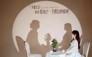 今日广告案例｜瑞幸库迪世界杯商战、名创优品禁烟谐音梗、爱玛赫本影子展