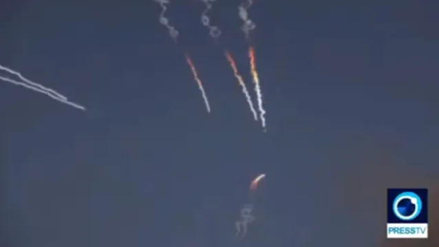 IRGC 发布的打击约旦阿扎拉克基地影像:夜空中多枚导弹带着尾焰飞行,可见拦截弹轨迹交错
