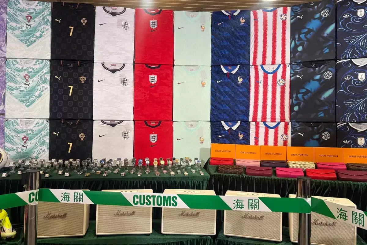 Fake jerseys, chopped snakes, and 19.7 kg of "green tea"
