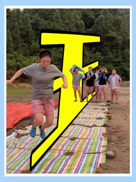五名参与者站在户外任务场,一名参与者正在彩色垫面上完成动作,画面中央叠着一个巨大的黄色字形