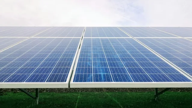 GridCARE 相关的太阳能光伏板阵列,代表 AI 数据中心电力需求主题