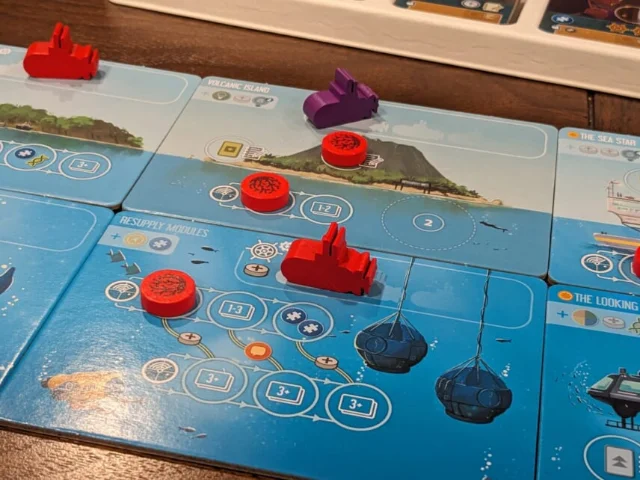 游戏实物：海洋探索地图展开状态，船员棋子分布其中
