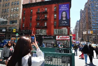 「Stop Hiring Humans」：一块广告牌、一场盗版风波，和一个零回复的 AI