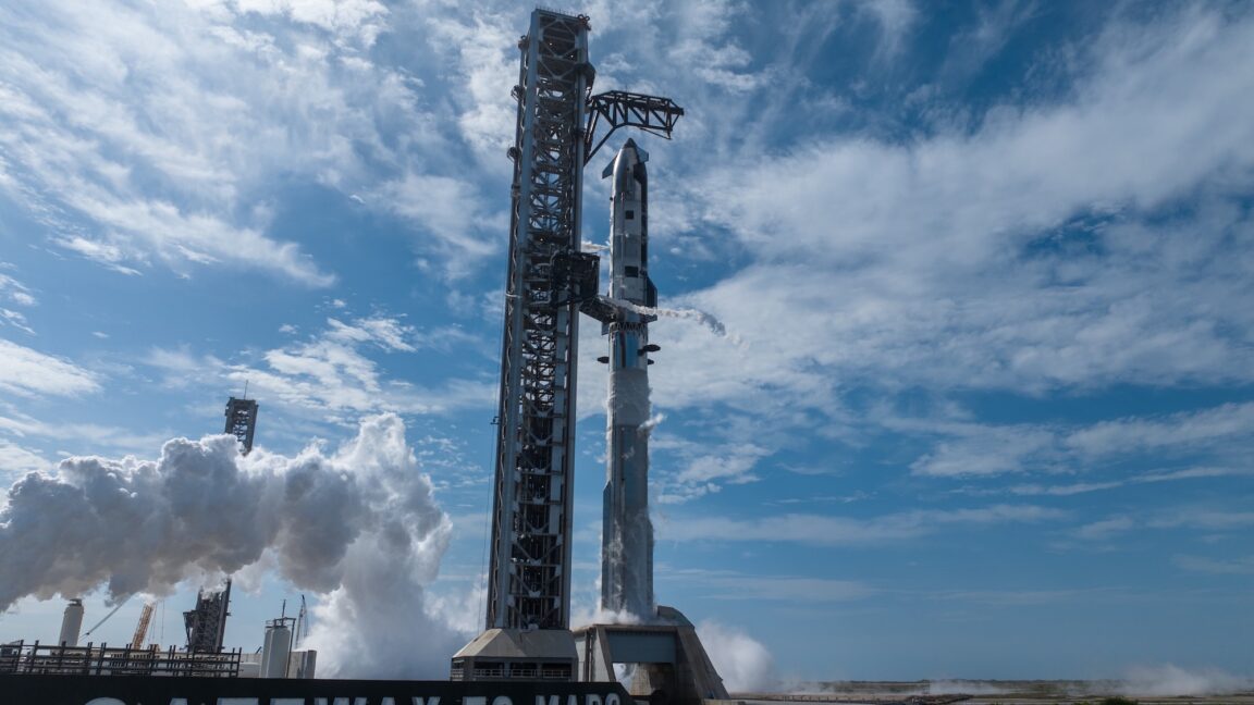 Starship V3 在 Starbase Pad 2 进行推进剂加注演示,发射台标牌写有「GATEWAY TO MARS」