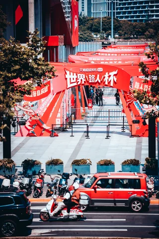 今日广告案例｜天猫让路人上场、Levi's把logo藏成梗、快手拍豫剧、BBC手搓世界杯
