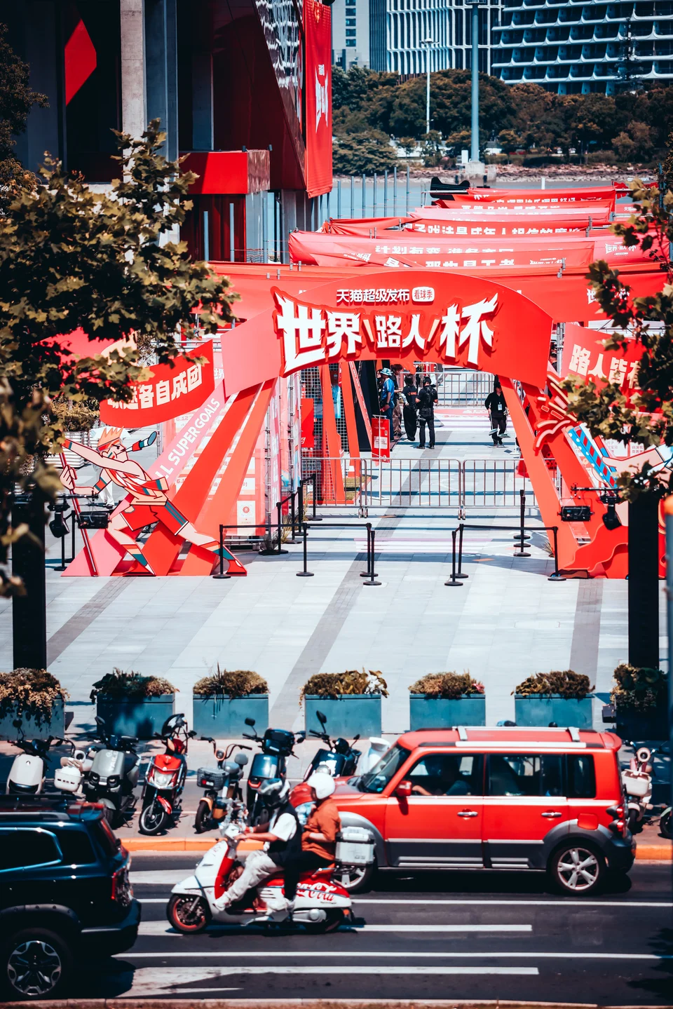 今日广告案例｜天猫让路人上场、Levi's把logo藏成梗、快手拍豫剧、BBC手搓世界杯