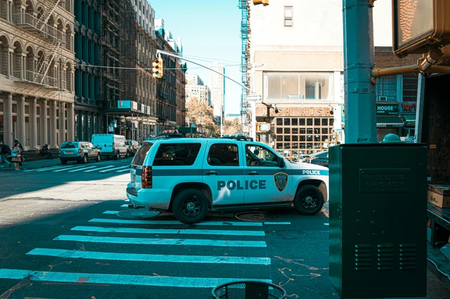 曼哈顿路口 NYPD 巡逻车