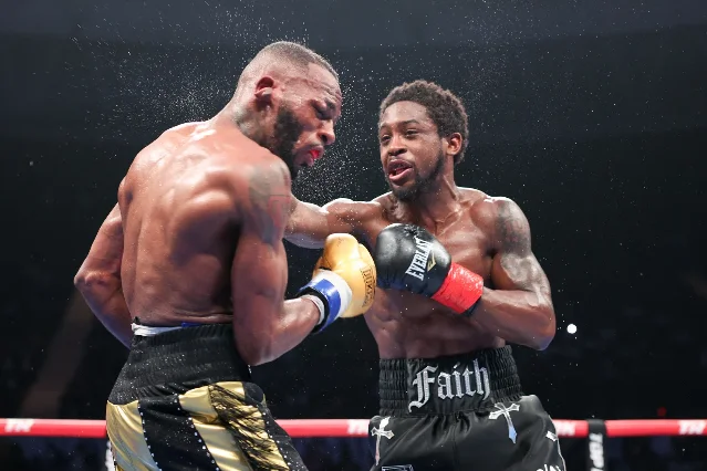 Keyshawn Davis right hook landing on Nahir Albright in the ring
