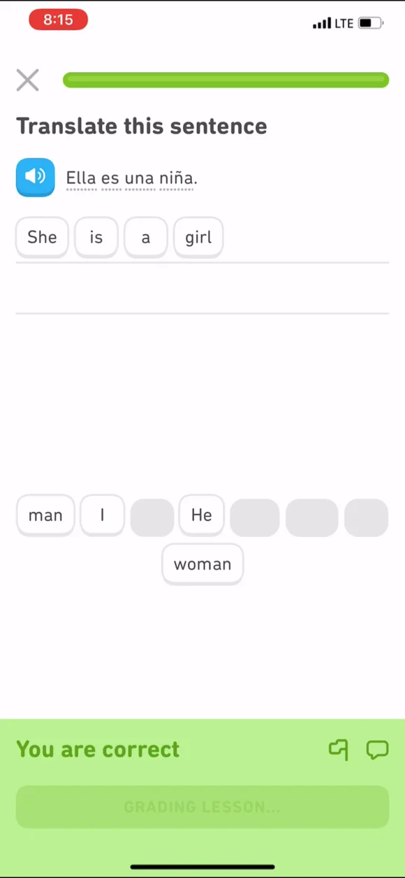 Duolingo 课程页顶部进度条已接近满格，用户刚答对一题