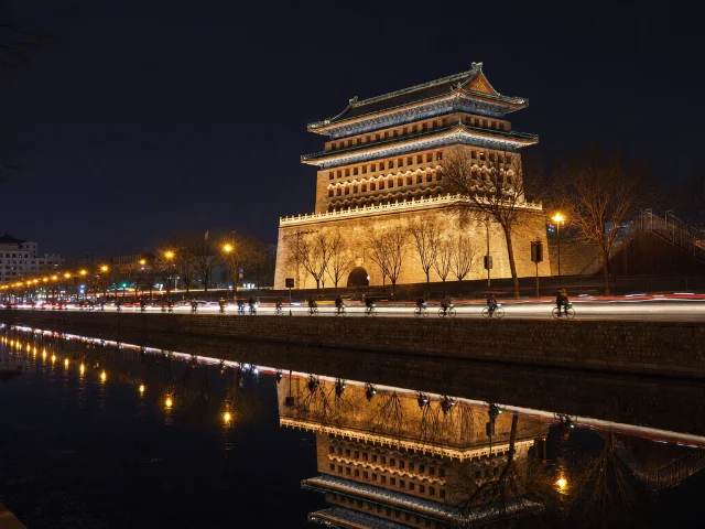 北京护城河夜景,灯光倒映水面,骑行道沿河延伸