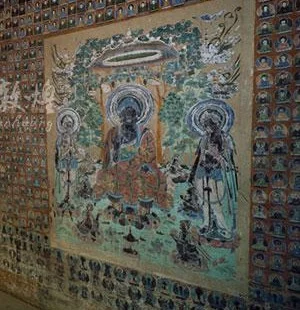 第 322 窟壁面经变局部，中央主尊与周围千佛构成密集的观看背景