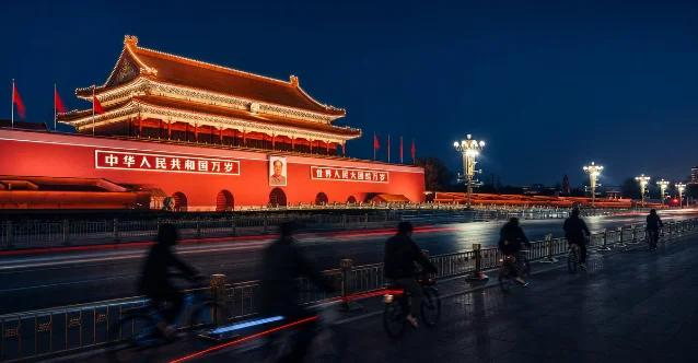 中轴线夜骑天安门段,骑行者在灯火通明的城楼前穿行